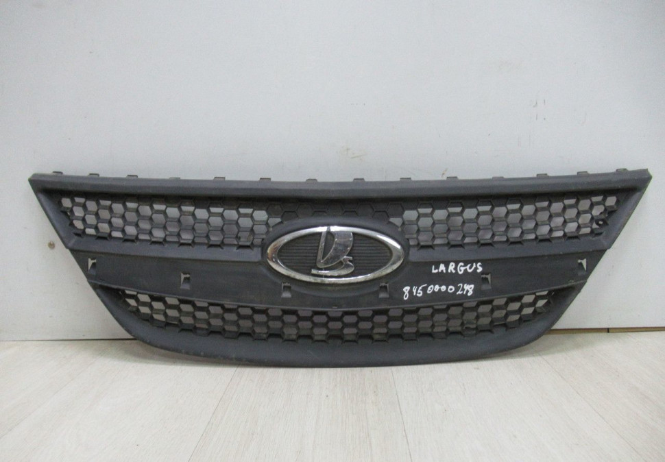 Решетка радиатора Lada Largus oem 8450000248 (в хорошем состоянии) (скл-3)
