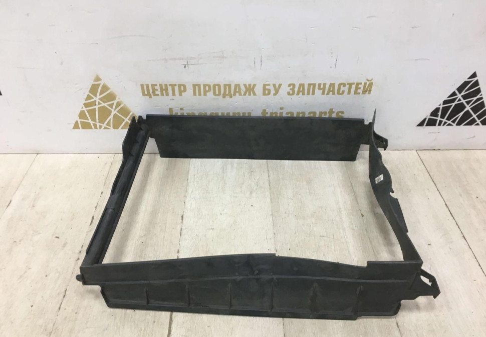 Дефлектор радиатора Renault Logan 2 OEM 215596207R Дефлектор радиатора Renault Logan 2 OEM 215596207R