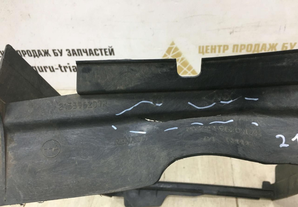 Дефлектор радиатора Renault Logan 2 OEM 215596207R Дефлектор радиатора Renault Logan 2 OEM 215596207R