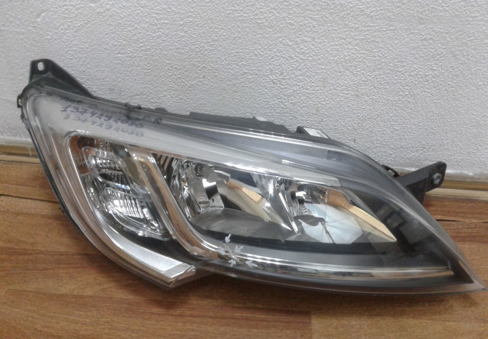 Фара правая Fiat Ducato 3 (15>)  oem 1374292080 (слом. ниж. крепл. , скол на стекле)