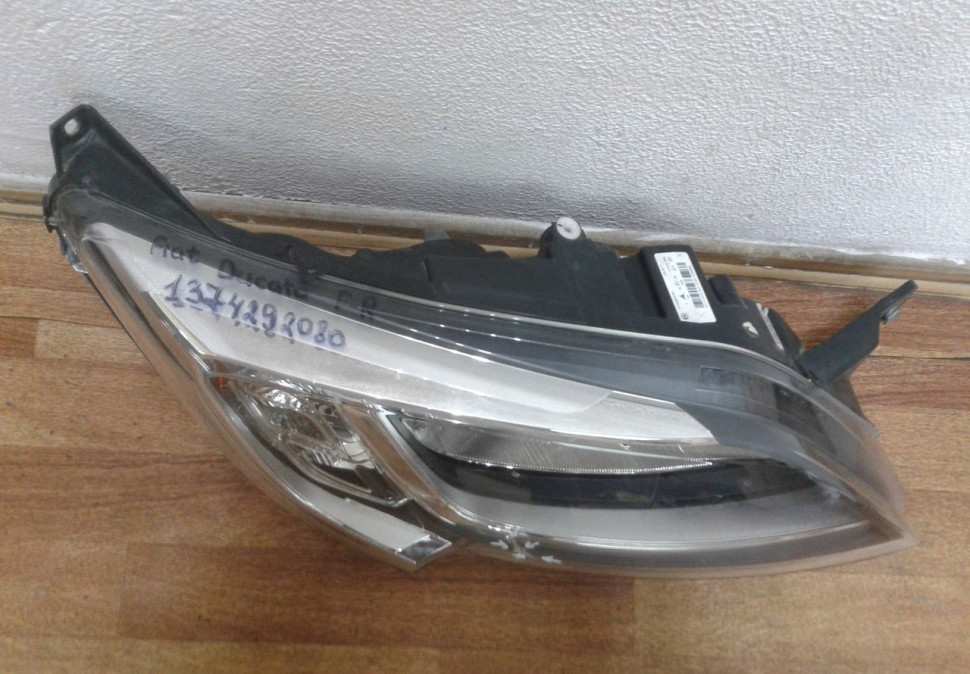 Фара правая Fiat Ducato 3 (15>)  oem 1374292080 (слом. ниж. крепл. , скол на стекле)