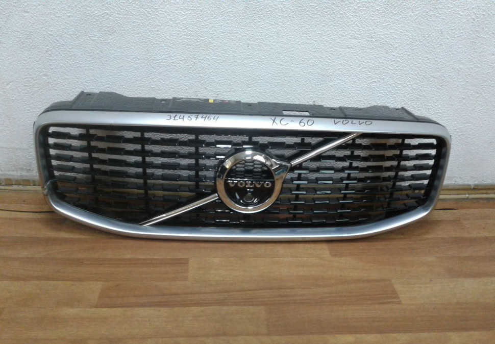 Решетка радиатора Volvo XC60 2 oem 31457464 (трещ. хрома)