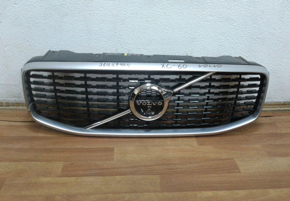 Решетка радиатора Volvo XC60 2 oem 31457464 (трещ. хрома) Решетка радиатора Volvo XC60 2 oem 31457464 (трещ. хрома)