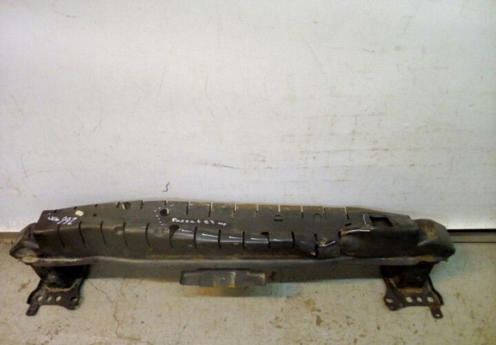 Усилитель переднего бампера Volkswagen Passat B7 (вмятина накладки)