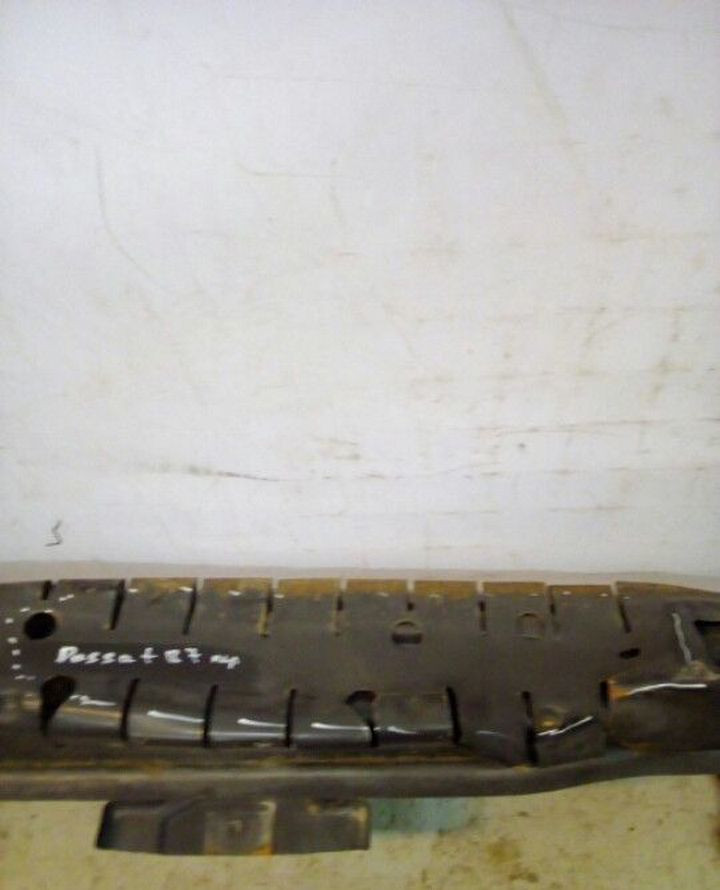 Усилитель переднего бампера Volkswagen Passat B7 (вмятина накладки) Усилитель переднего бампера Volkswagen Passat B7 (вмятина накладки)