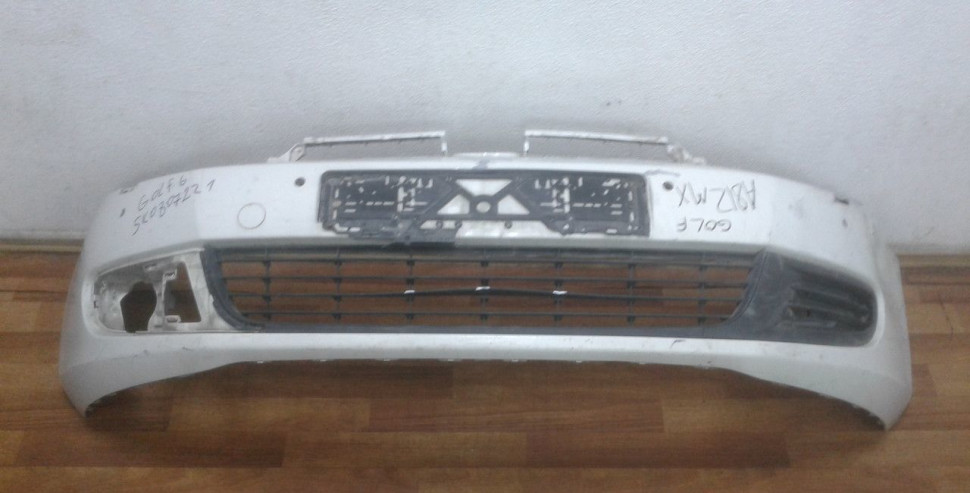 Бампер передний Volkswagen Golf 6 oem 5k0807221 (вмятина, трещина)