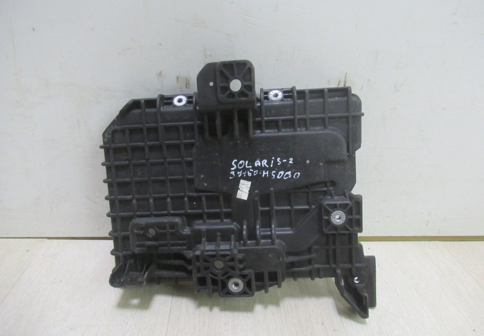 Поддон площадка АКБ Hyundai Solaris 2 oem 37150h5000