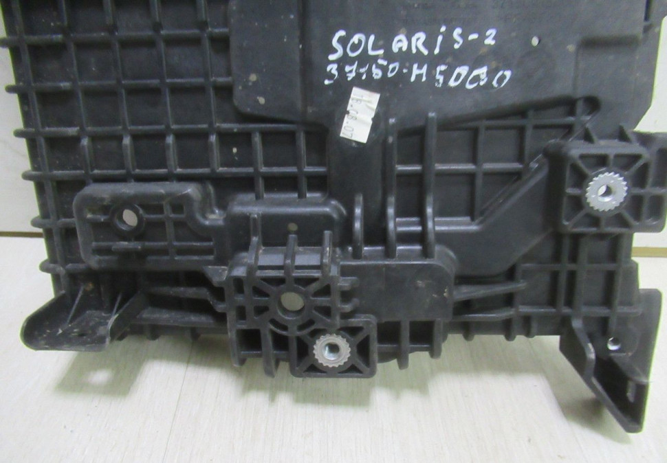 Поддон площадка АКБ Hyundai Solaris 2 oem 37150h5000