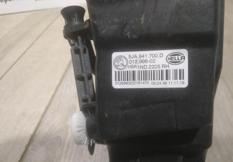 Фара противотуманная правая бу Skoda Rapid рестайлинг OEM 5JA941700D