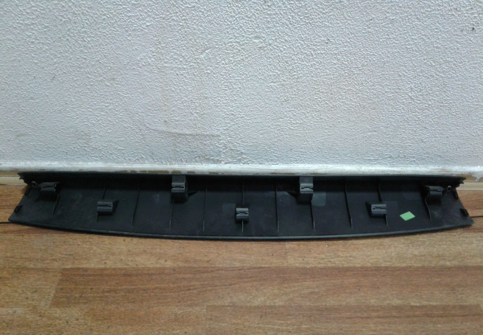 Рама (накладка) заднего стекла Volkswagen Tiguan (07>) oem 5N0867707C (скл-3)