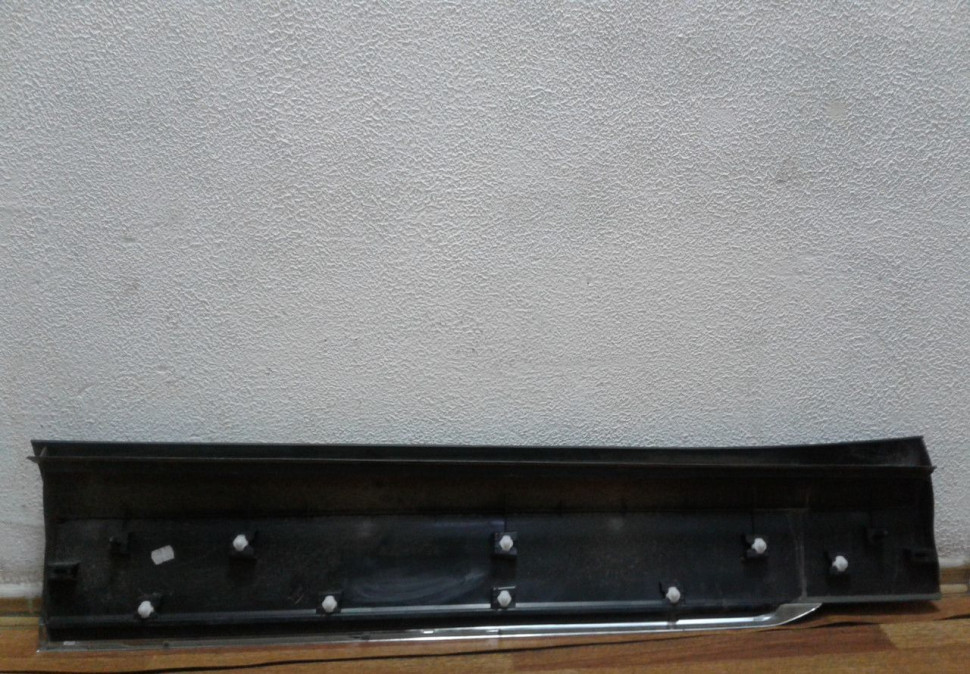 Накладка двери передняя правая Volkswagen Tiguan 2 (16>) oem 5na854940