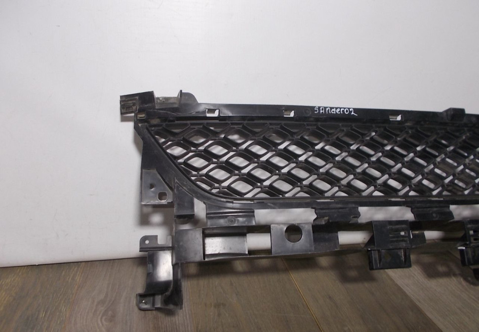 Решетка переднего бампера бу Renault Sandero Stepway 2 OEM 622548039R