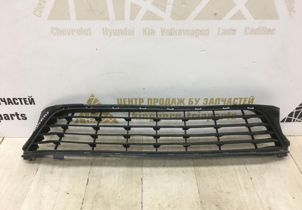 Решетка переднего бампера Renault Logan 2 рестайлинг OEM 622547474R