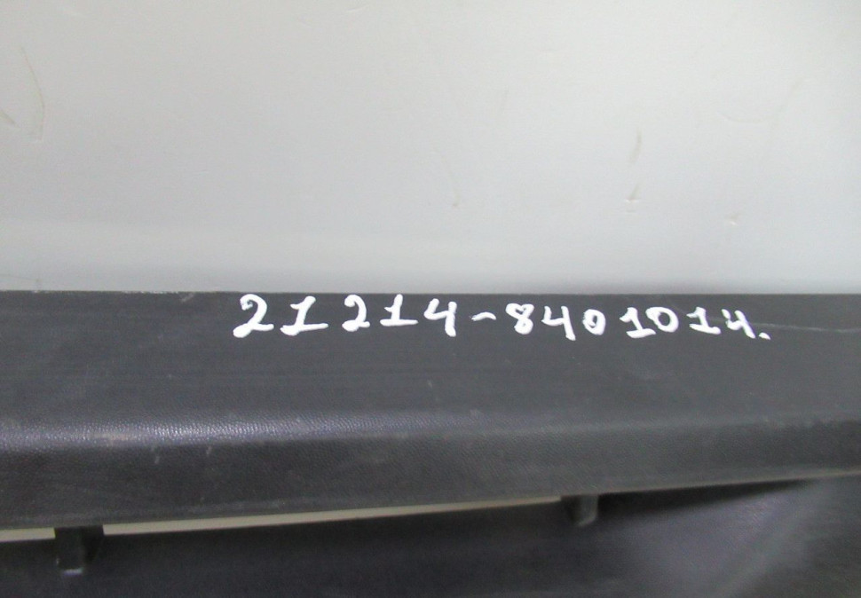 Решетка радиатора Lada Niva oem 21214840101450 (царапины ) (скл-3) Решетка радиатора Lada Niva oem 21214840101450 (царапины ) (скл-3)