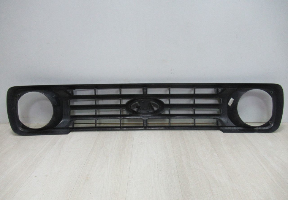 Решетка радиатора Lada Niva oem 21214840101450 (царапины ) (скл-3) Решетка радиатора Lada Niva oem 21214840101450 (царапины ) (скл-3)