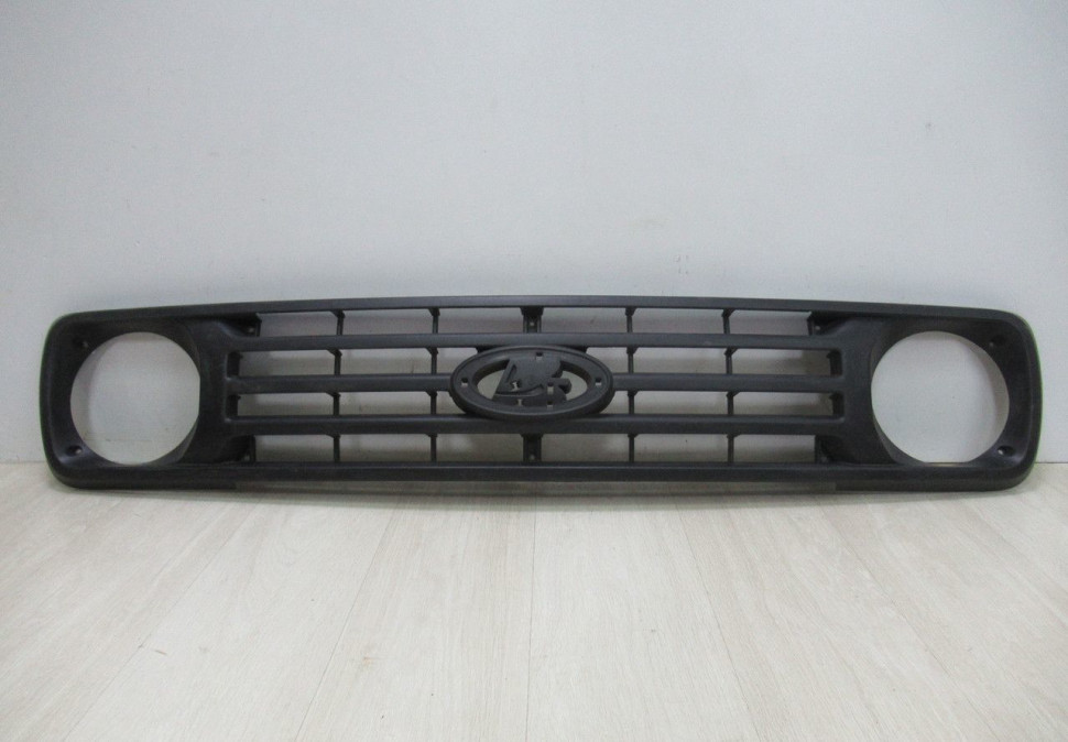 Решетка радиатора Lada Niva oem 21214840101450 (царапины ) (скл-3)