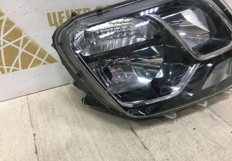 Фара правая Renault Duster рестайлинг OEM 260107307R