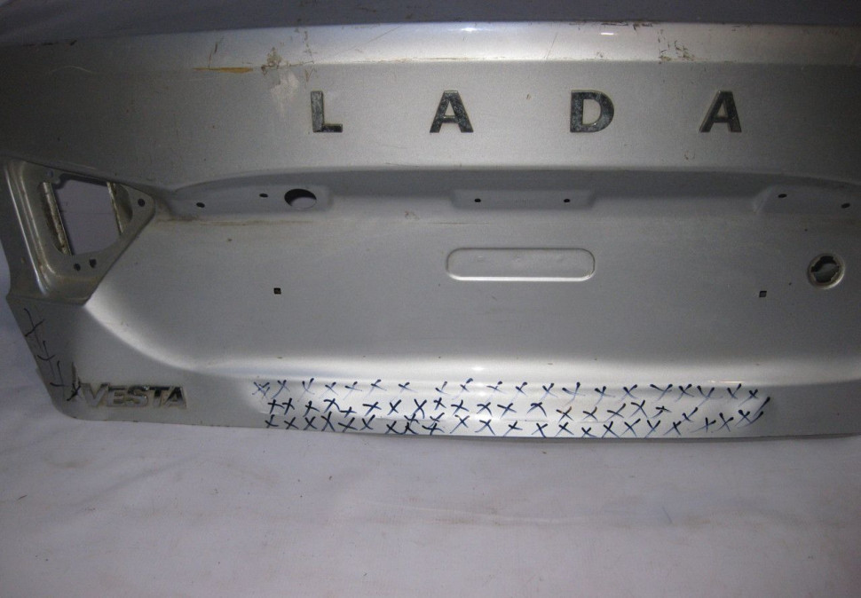 Крышка багажника Lada Vesta (вмятина) (скл-3) Крышка багажника Lada Vesta (вмятина) (скл-3)
