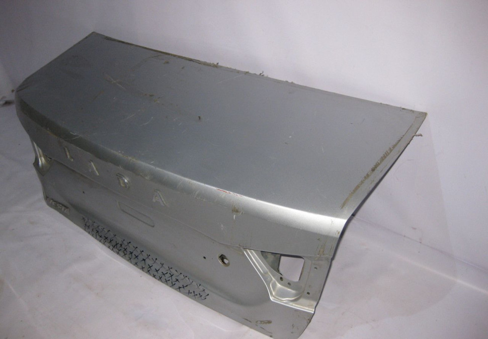 Крышка багажника Lada Vesta (вмятина) (скл-3) Крышка багажника Lada Vesta (вмятина) (скл-3)