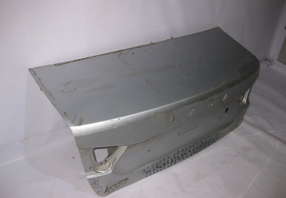 Крышка багажника Lada Vesta (вмятина) (скл-3) Крышка багажника Lada Vesta (вмятина) (скл-3)