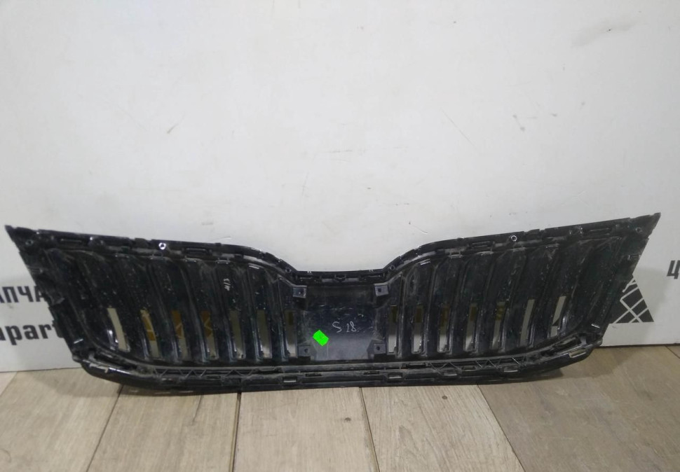 Решетка радиатора бу Skoda Octavia A7 рестайлинг OEM 5E0853653C