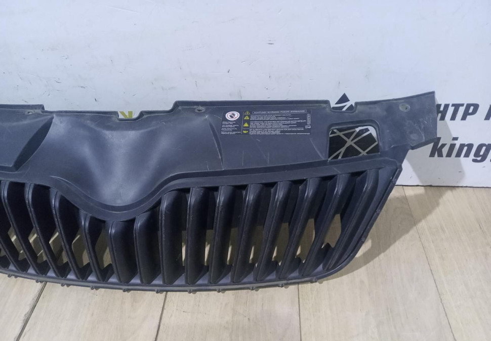 Решетка радиатора Skoda Fabia 2 OEM 5J0853668C Решетка радиатора Skoda Fabia 2 OEM 5J0853668C