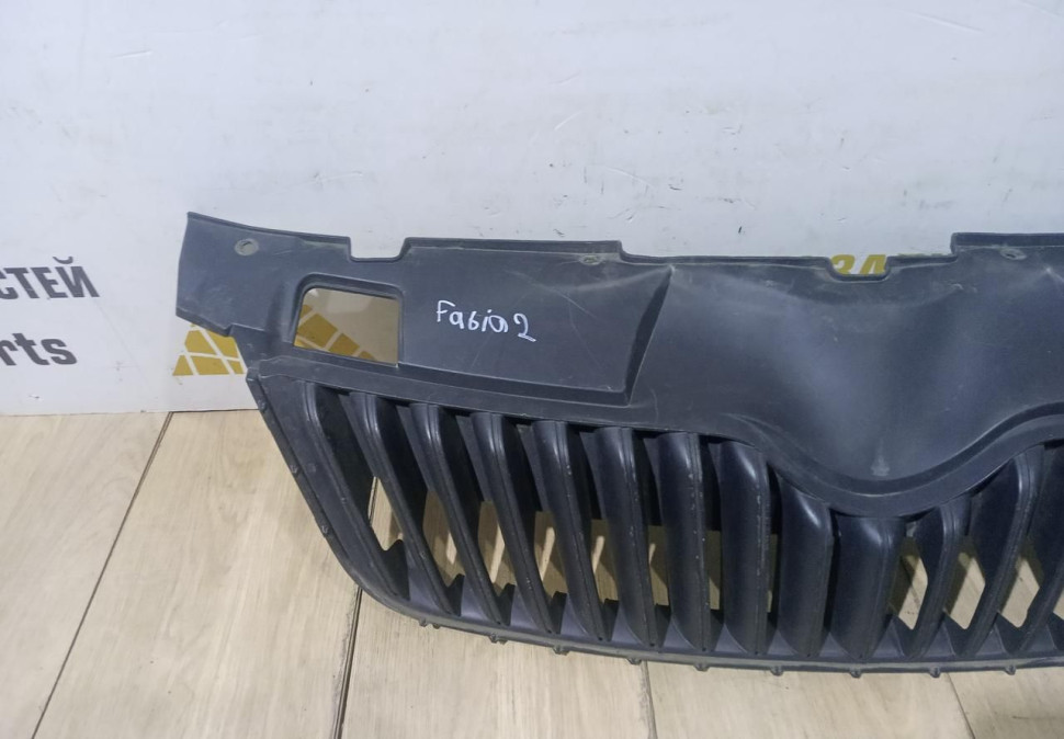 Решетка радиатора Skoda Fabia 2 OEM 5J0853668C Решетка радиатора Skoda Fabia 2 OEM 5J0853668C