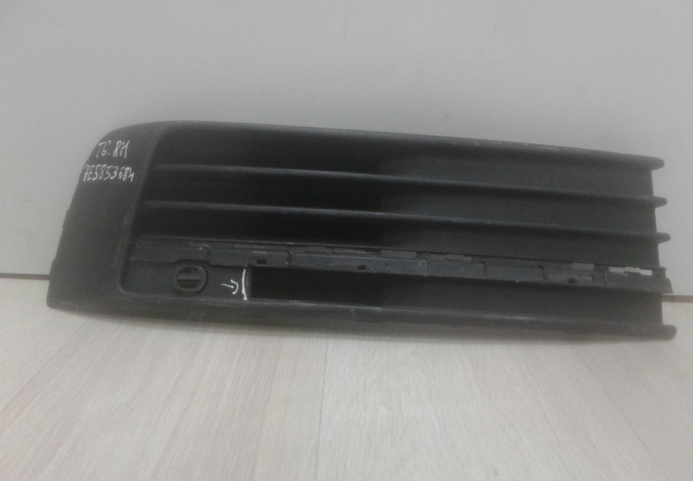 Решетка переднего бампера правая Volkswagen Transporter T6 oem 7e5853684 (мал.деф.)