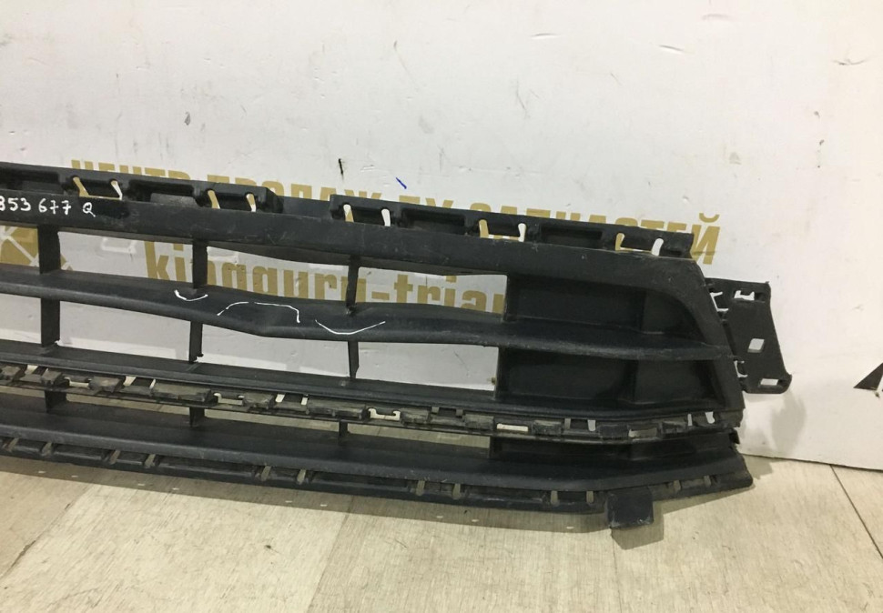Решетка переднего бампера Volkswagen Jetta 6  2015 рестайл Oem 5c6853677q