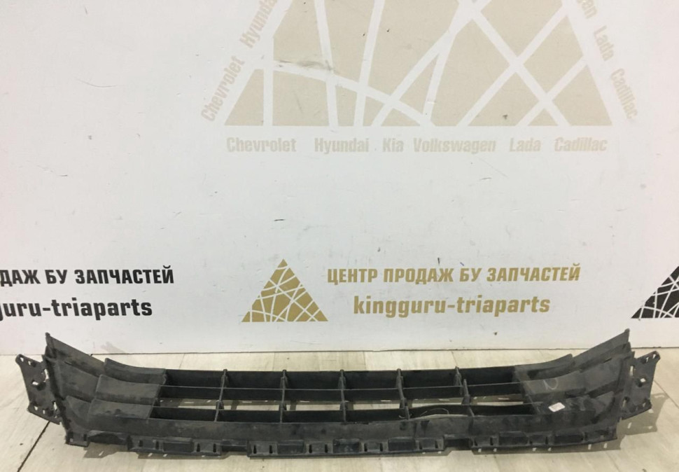 Решетка переднего бампера Volkswagen Jetta 6  2015 рестайл Oem 5c6853677q