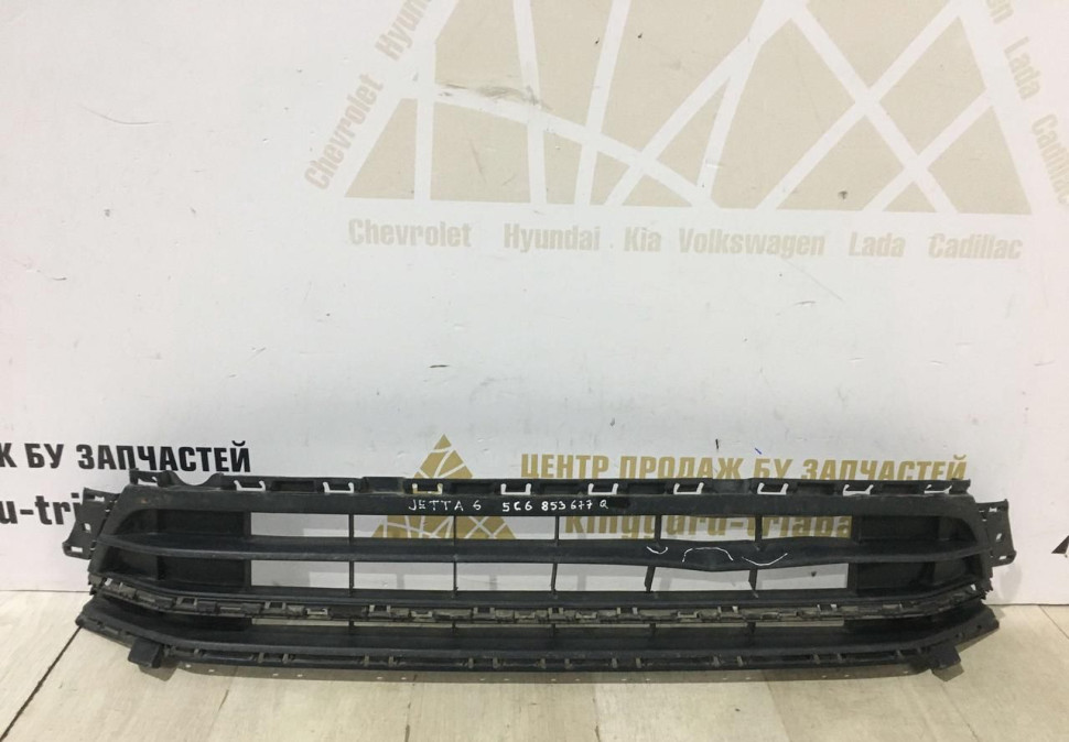 Решетка переднего бампера Volkswagen Jetta 6 2015 рестайл Oem 5c6853677q