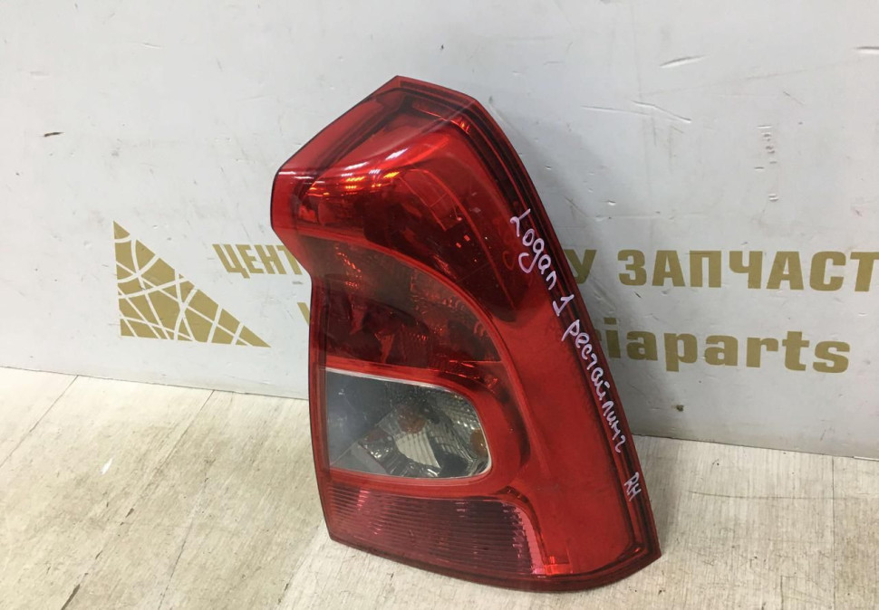 Фонарь правый Renault Logan 1 рестайлинг OEM 8200744759 Фонарь правый Renault Logan 1 рестайлинг OEM 8200744759