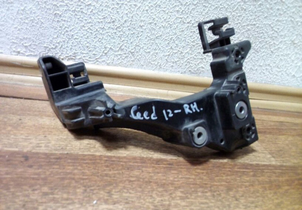 Кронштейн передней панели правый Kia Ceed 12-