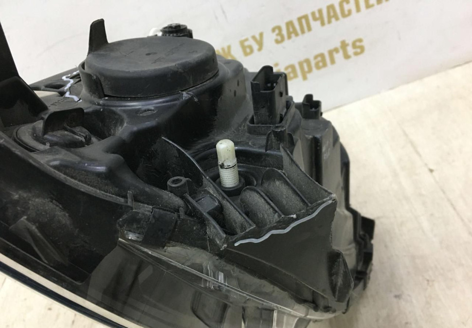 Фара левая Renault Kaptur OEM 260609268R