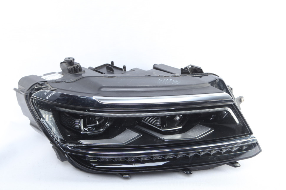 Фара правая LED Volkswagen Tiguan 2 дорест 16-20  oem 5NB941082D