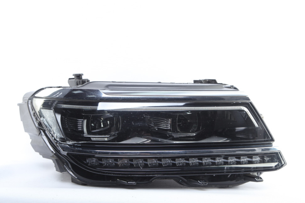 Фара правая LED Volkswagen Tiguan 2 дорест 16-20  oem 5NB941082D