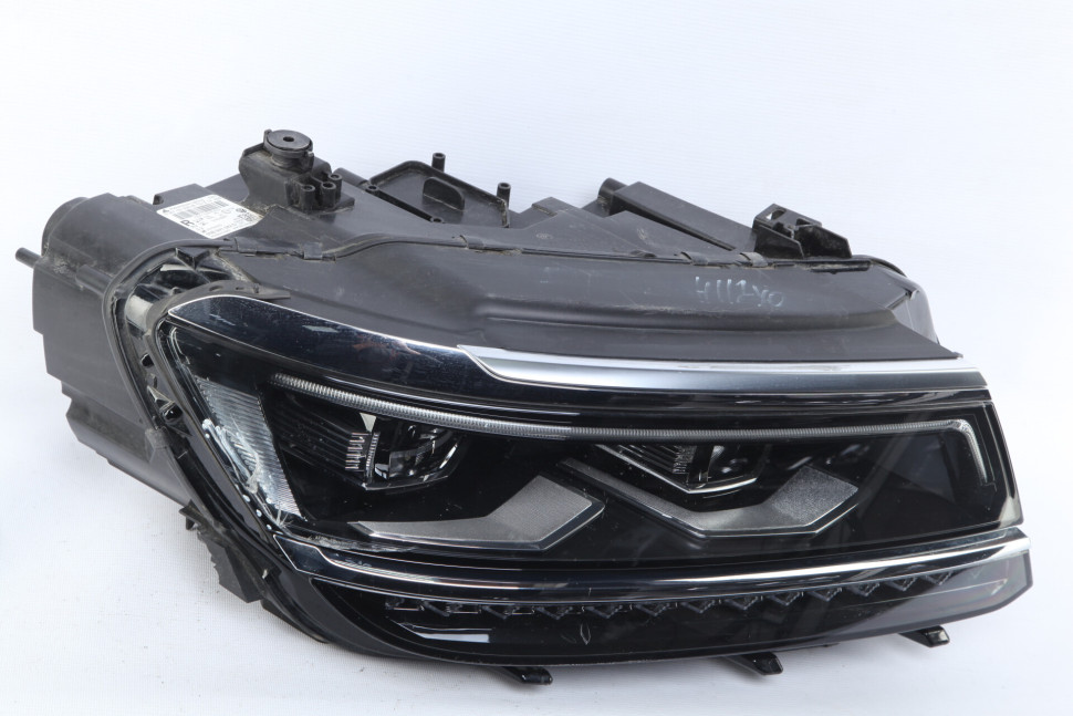 Фара правая LED Volkswagen Tiguan 2 дорест 16-20  oem 5NB941082D