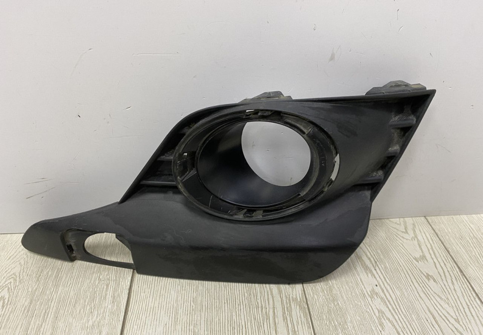 Решетка противотуманной фары правая Renault Logan 2 рестайлингт OEM 261A20914R