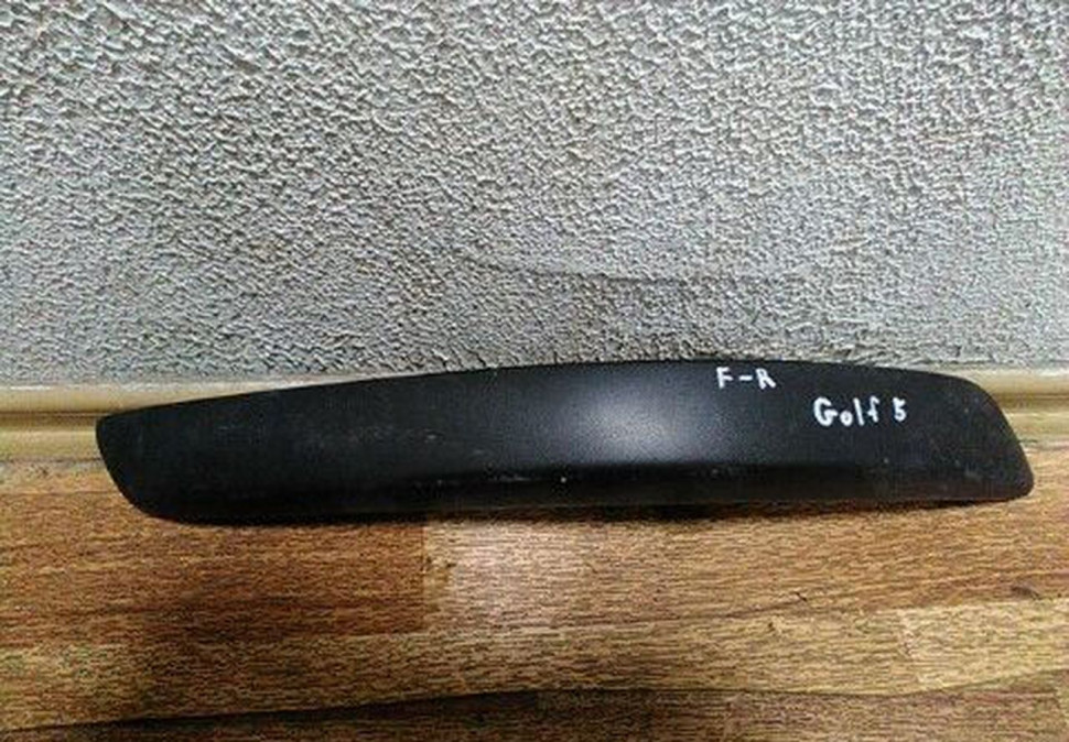 Накладка переднего бампера правая Volkswagen Golf 5 oem 1k0807718