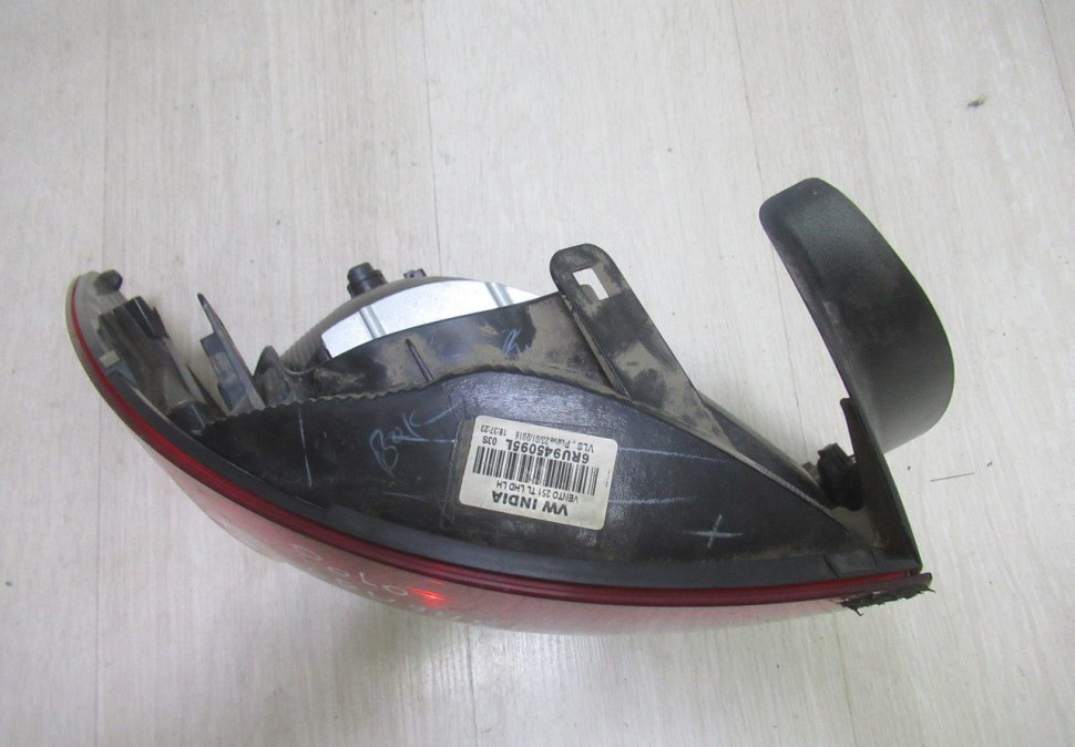 Фонарь левый Volkswagen Polo 5 рест 15- oem 6RU945095L (скол на стекле)