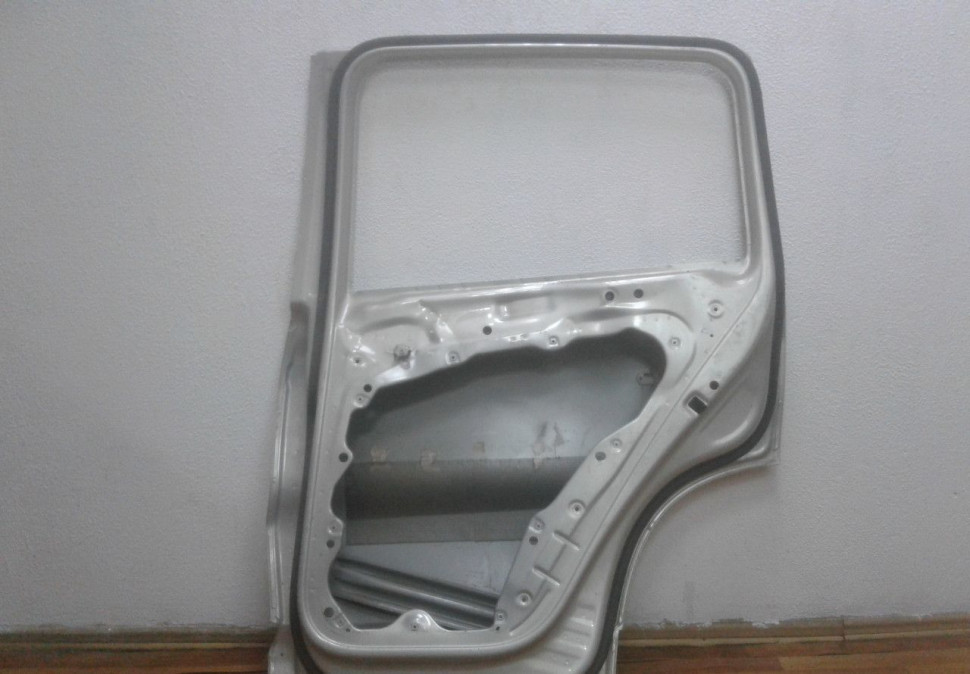 Дверь задняя правая Volkswagen Tiguan 1 oem 5N0833311B (вмятины) Дверь задняя правая Volkswagen Tiguan 1 oem 5N0833311B (вмятины)