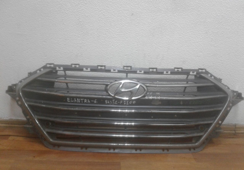 Решетка радиатора Hyundai Elantra 6 AD oem 86351f2100 (потертости )
