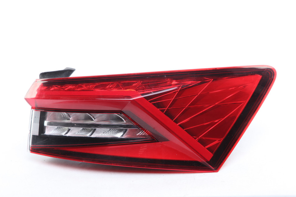 Фонарь диодный правый внешний Skoda Kodiaq OEM 565945208A