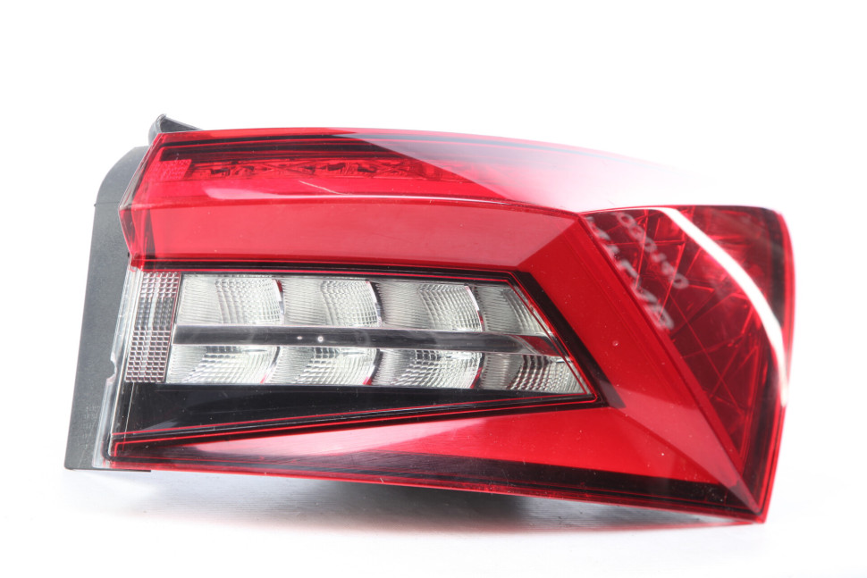 Фонарь диодный правый внешний Skoda Kodiaq OEM 565945208A