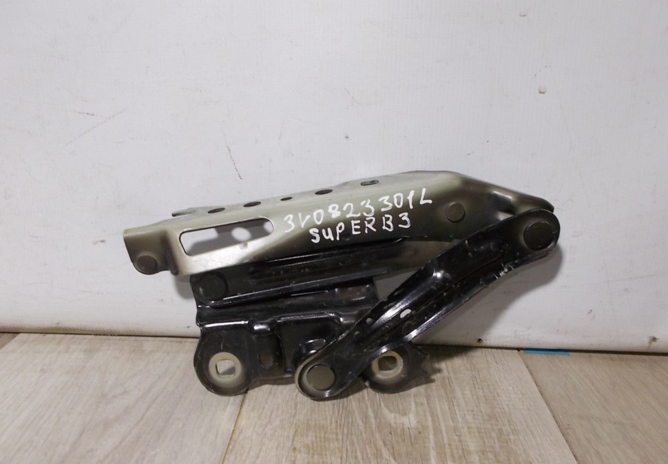 Петля капота левая бу Skoda Superb 3 OEM 3V0823301