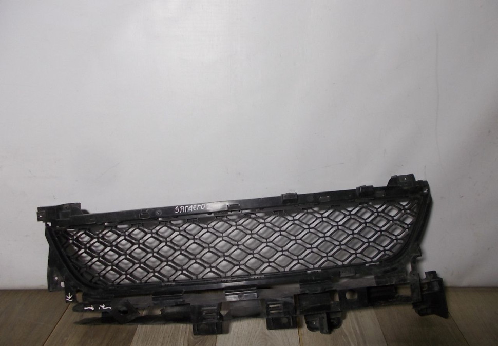 Решетка переднего бампера бу Renault Sandero Stepway 2 OEM 622548039R