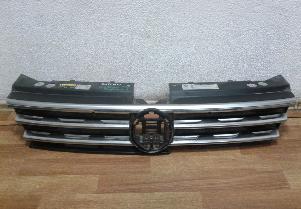 Решетка радиатора Volkswagen Tiguan 2 (17>) (слом. часть) oem 5NA853653