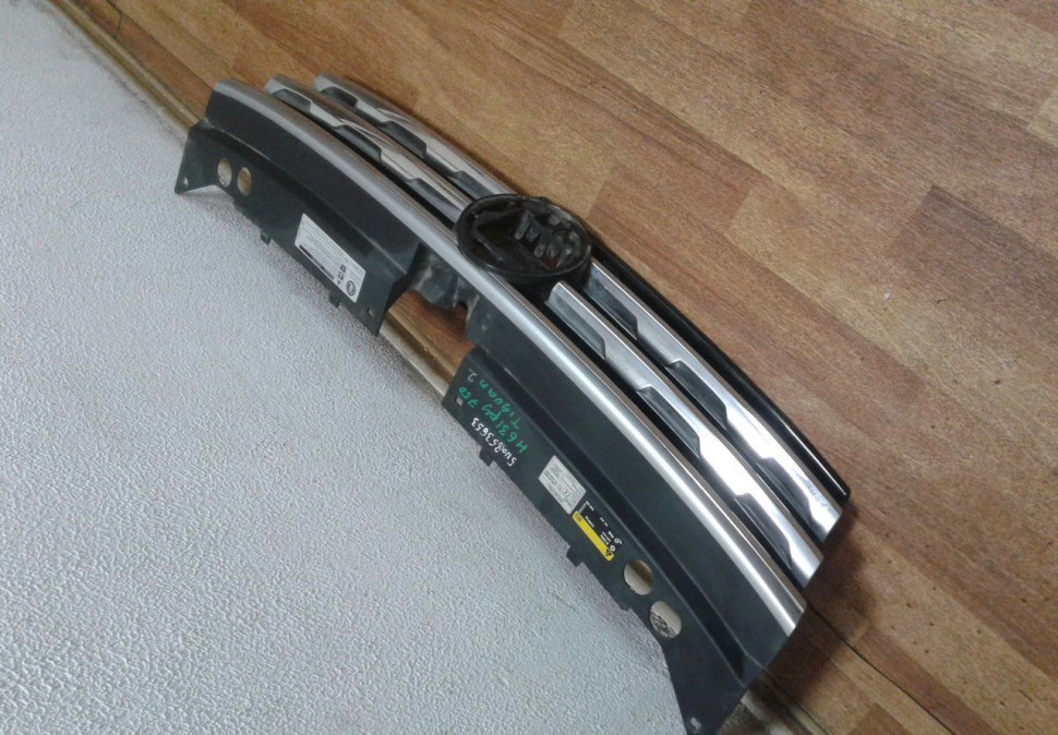 Решетка радиатора Volkswagen Tiguan 2 (17>) (слом. часть) oem 5NA853653