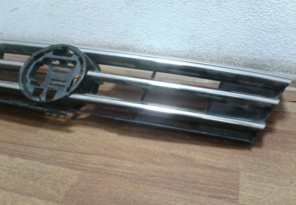 Решетка радиатора Volkswagen Tiguan 2 (17>) (слом. часть) oem 5NA853653