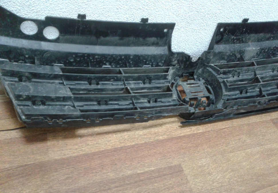 Решетка радиатора Volkswagen Tiguan 2 (17>) (слом. часть) oem 5NA853653